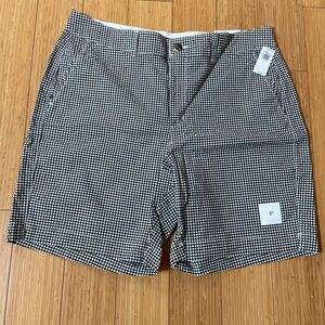 Womans Old navy Chic 7” gingham short. Size 12. Nwt.